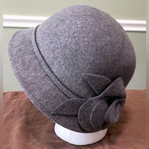 NWOT- NINE WEST WOOL FELT CLOCHE HAT WITH FLOWER, OS
MSRP- $50.00
